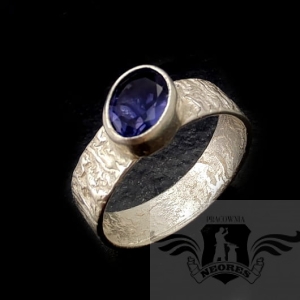 IOLIT W KORZE SREBRA