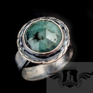 FASETOWANY SZMARAGD W REGULOWANYM PIERŚCIENIU