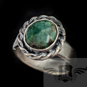 ROMANTYCZNY ZE SZMARAGDEM