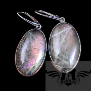 LABRADORYTY Z RÓŻOWYM OGNIEM