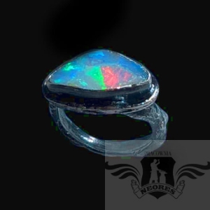 OPAL NA SREBRNEJ GAŁĄZCE