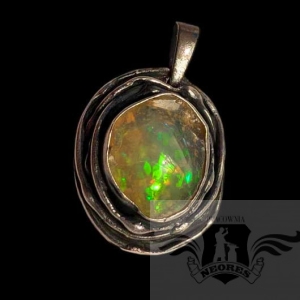 OPAL W SREBRNYCH ZWOJACH