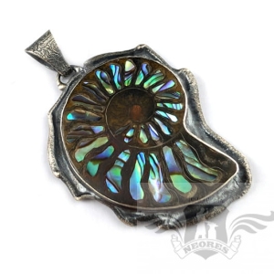 TĘCZOWY WITRAŻ AMONITU