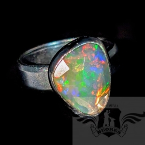 OPAL W TĘCZOWYCH BARWACH