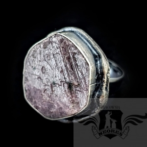 SUROWE PIĘKNO RUBINU