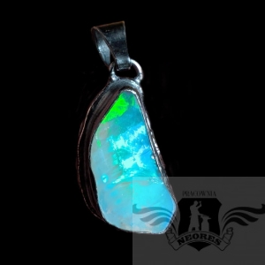 OKAZAŁY WISIOREK Z OPALEM