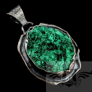 ROSA NA IGIEŁKACH ŚWIERKU- MALACHIT