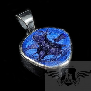 SUROWA GEODA AZURYTU