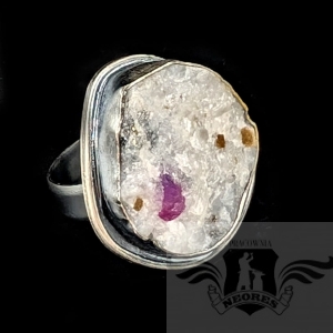 RUBIN NA POŁYSKUJĄCEJ SKALE