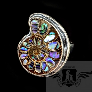 PERŁOWY WITRAŻ W AMONICIE