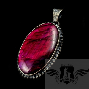 MAGENTA- WISIOR Z LABRADORYTEM