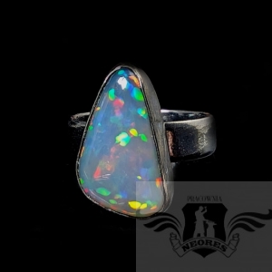 ISKRZĄCA TAFLA OPALU