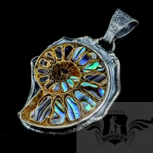 AMONIT Z TĘCZOWĄ MASĄ PERŁOWĄ