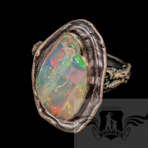 SUROWE WNĘTRZE OPALU