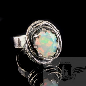 ISKRZĄCY OPAL